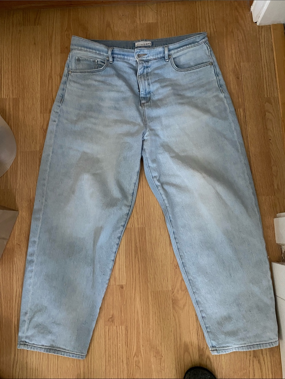 Preowned Loft women’s Light Wash  barrel Leg Jeans 12/31 excellent